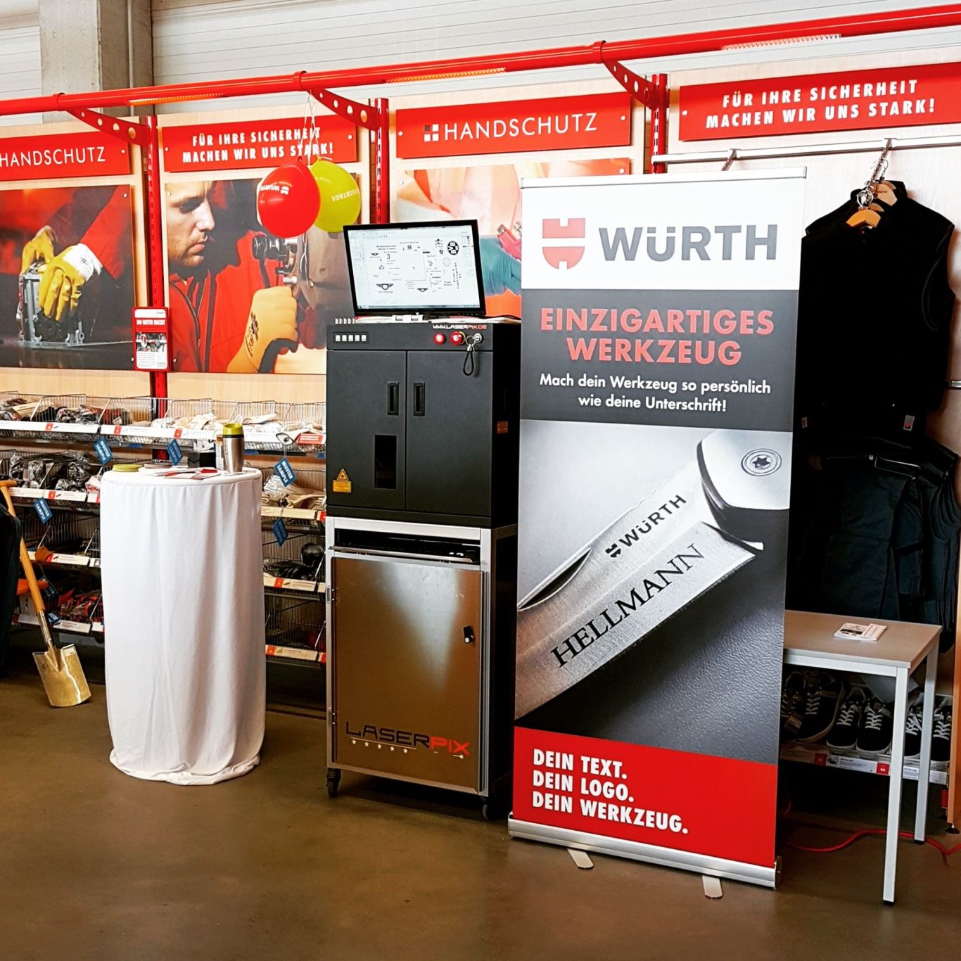 Messestand mit Werbetafeln und Werkzeugmaschine von Würth, Ambiente mit Schraubenzubehör.