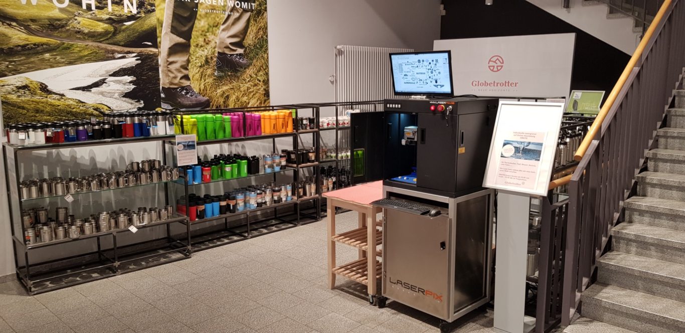 Selbstbedienungsstation mit Getränken und Snacks in einem modernen Raum.