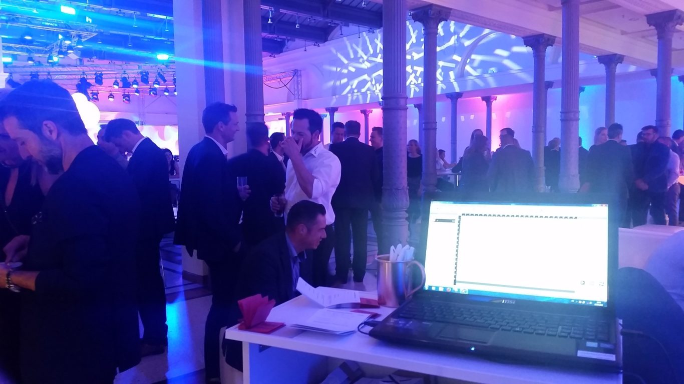 Geschäftliches Networking-Event mit Menschen und beleuchtetem Raum.